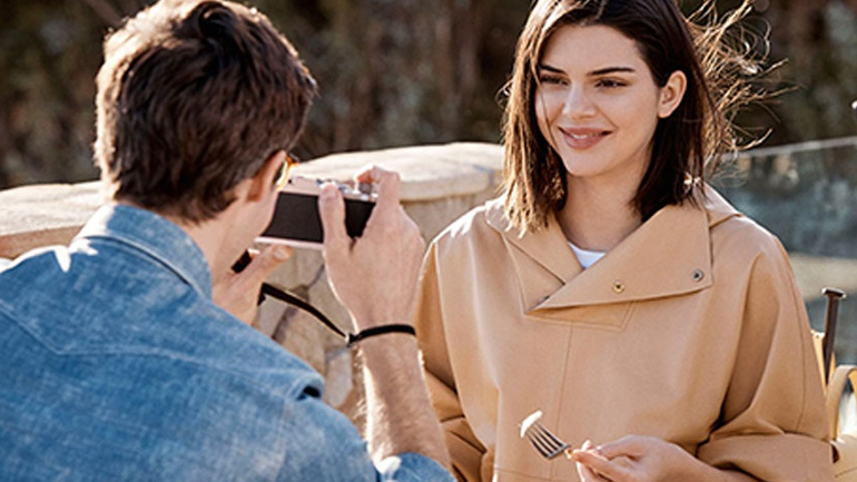 H Κendall Jenner ποζάρει για τη νέα καμπάνια της Tod’s!