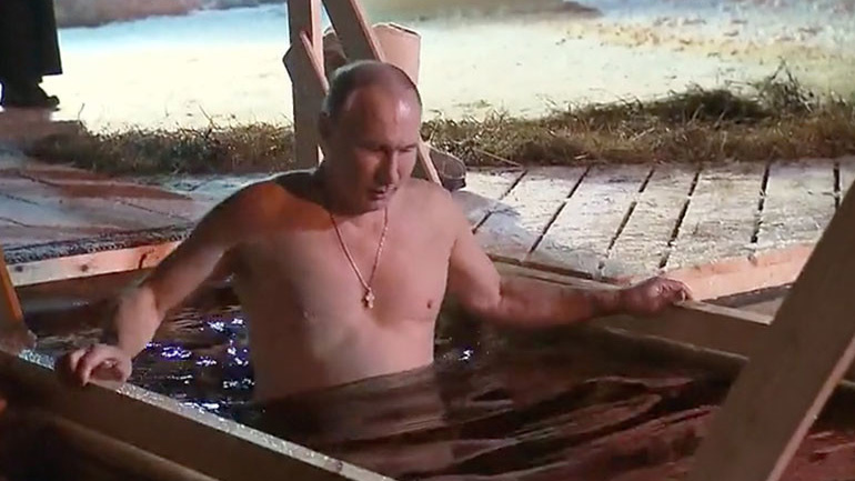 Η βουτιά του Πούτιν σε παγωμένη λίμνη για τη γιορτή των Θεοφανίων Η βουτιά του Πούτιν σε παγωμένη λίμνη για τη γιορτή των Θεοφανίων