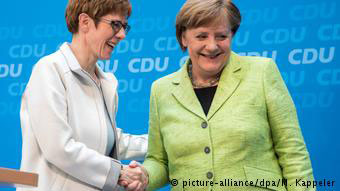 Αριστερά η πρωθυπουργός του κρατιδίου του Ζάαρ Άνεγκρετ Κραμπ-Καρενμπάουερ