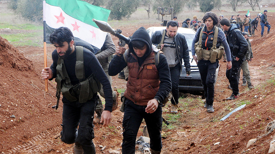 Αντάρτες της συριακής αντιπολίτευσης συμμαχούν με τον τουρκικό στρατό κατά των Κούρδων, αποτελούν, δε, την εμπροσθοφυλακή του