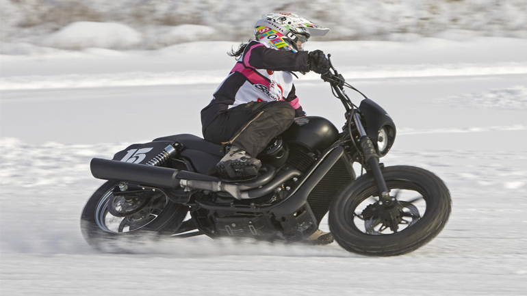 Επέλαση στον πάγο με ..Harley!