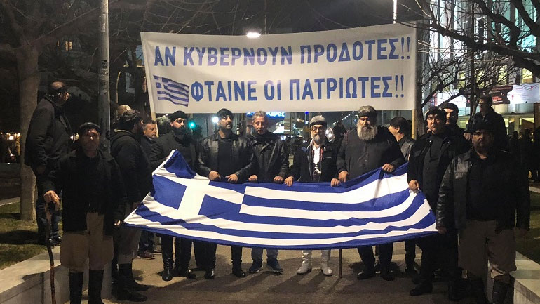 Κρητικοί τραγουδούν «Πότε θα κάμει ξαστεριά» μπροστά από τον Λευκό Πύργο