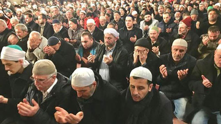 Προσευχή για τους Τούρκους στρατιώτες σε 90.000 τζάμια