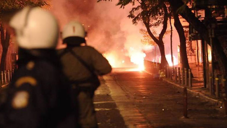 Επίθεση αγνώστων με μολότοφ εναντίον διμοιρίας των ΜΑΤ στα Εξάρχεια