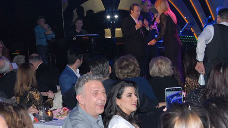 Στον Τόλη Βοσκόπουλο διασκέδασε ο θίασος της «Μαντάμ Σουσού»