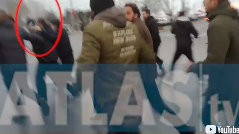 Διαδηλωτές προπηλάκισαν και κυνήγησαν τον Ζουράρι στο συλλαλητήριο