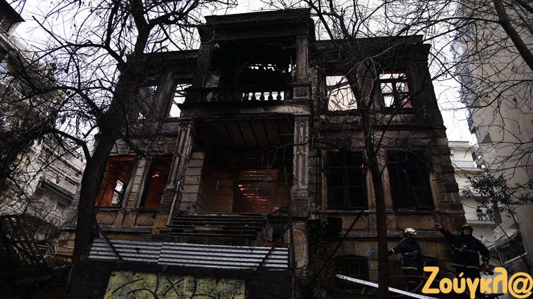 Πυρπολήθηκε κατειλημμένο κτήριο στη Θεσσαλονίκη από ομάδα διαδηλωτών