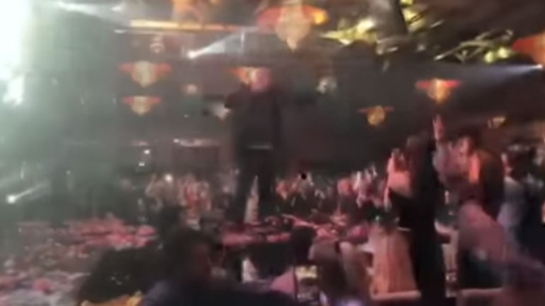 Ο Βασίλης Καρράς τραγουδά το “Μακεδονία Ξακουστή” στην πίστα και… αποθεώνεται