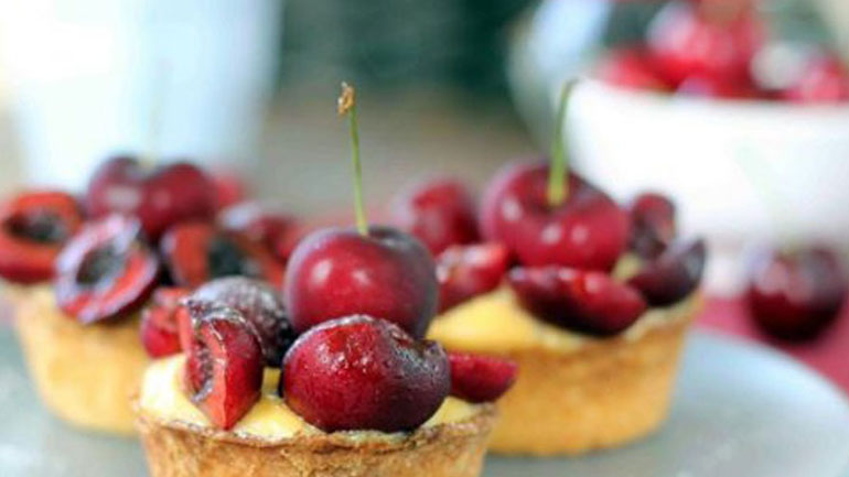 Ταρτάκια με σαντιγί και βύσσινο