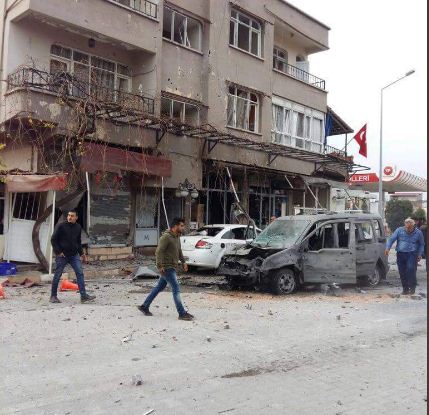 Χτύπημα από πυραύλους οι οποίοι εκτοξεύτηκαν από τη Συρία δέχτηκε η τουρκική πόλη Reyhanli.   Η πόλη βρίσκεται κοντά στα σύνορα με τη Συρία.  Σύμφωνα με τον δήμαρχο της πόλης, από την επίθεση υπάρχουν δεκάδες τραυματίες και τουλάχιστον ένας νεκρός.