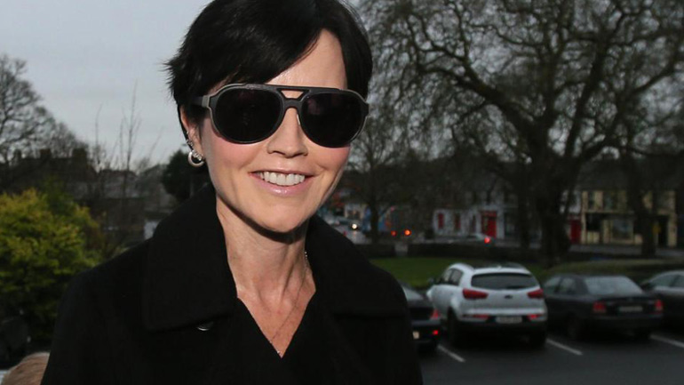 Σε λαϊκό προσκύνημα η σορός της Cranberries Ντολόρες Ο’ Ρίορνταν – Χιλιάδες θαυμαστές της στο Λίμερικ για την κηδεία