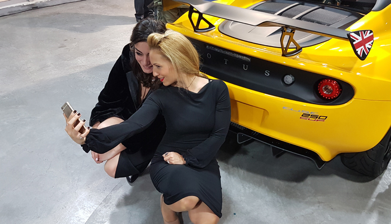 Η Αριάδνη Γερασιμίδου βγάζει μία από τις δεκάδες selfie με φόντο τη Lotus Elise...