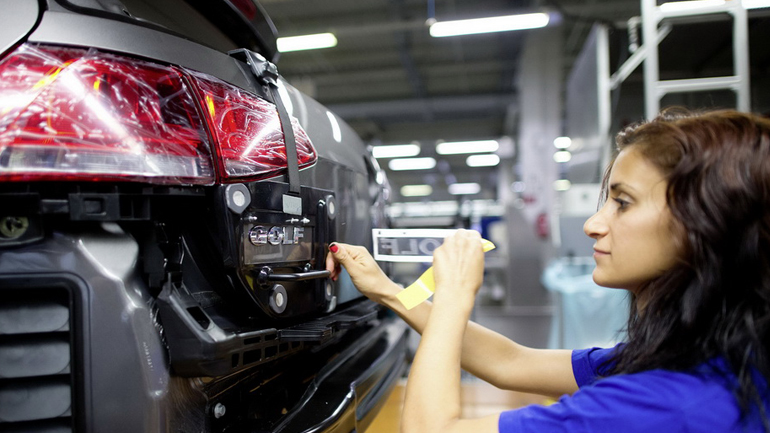 Η VW επενδύει 1,8 δις για το νέο Golf Η VW επενδύει 1,8 δις για το νέο Golf