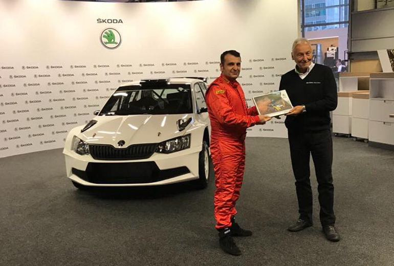 O πρωταθλητής Ελλάδος Ράλι Σωκράτης Τσολακίδης παραλαμβάνει την πλακέτα του από την Skoda Motorsport