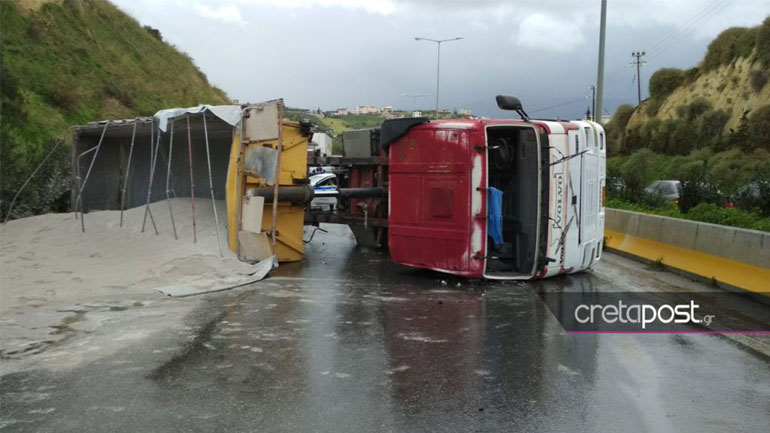 Κρήτη: Σοβαρό τροχαίο έπειτα από ανατροπή νταλίκας
