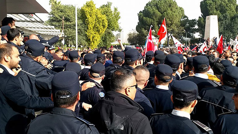 Απόπειρα λιντσαρίσματος του εκδότη της εφημερίδας Africa στα Κατεχόμενα Απόπειρα λιντσαρίσματος του εκδότη της εφημερίδας Africa στα Κατεχόμενα