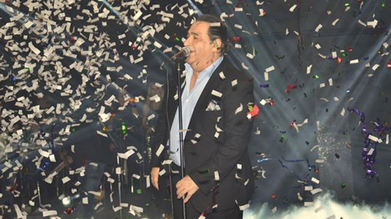 Ο Βασίλης Καρράς ξεσήκωσε τους θαμώνες νυχτερινού κέντρου ερμηνεύοντας το «Μακεδονία Ξακουστή»