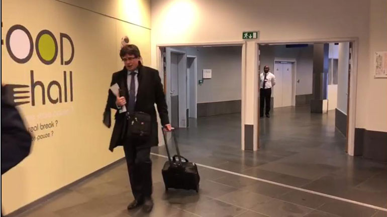 Ισπανία: Η εισαγγελία ζήτησε επανενεργοποίηση του ευρωπαϊκού εντάλματος σύλληψης κατά του Πουτζντεμόν