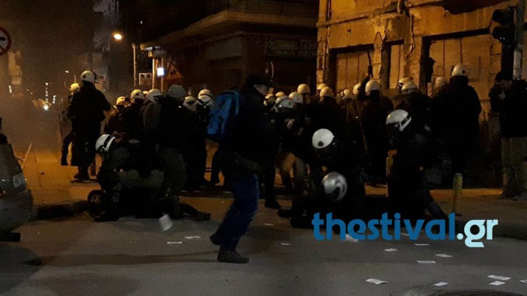 Επεισόδια μεταξύ αντιεξουσιαστών και ΜΑΤ στην ανατολική Θεσσαλονίκη Επεισόδια μεταξύ αντιεξουσιαστών και ΜΑΤ στην ανατολική Θεσσαλονίκη