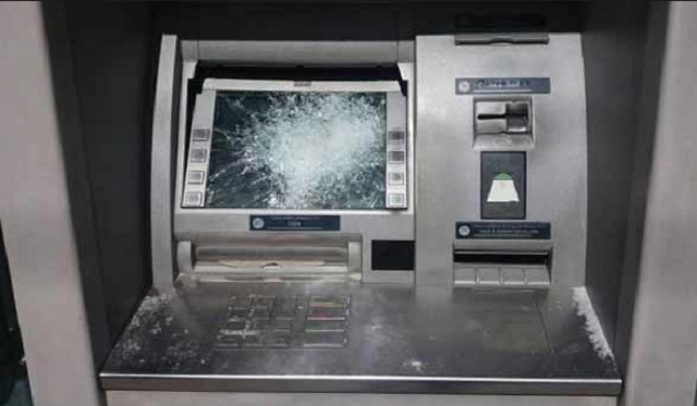 Εμπρησμός ΑΤΜ στη Βάρκιζα – Άρπαξαν κασετίνα με λεφτά