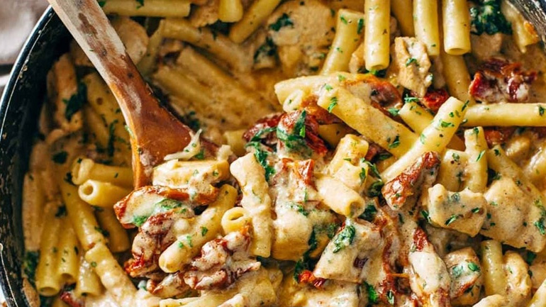 Ζουμερό κοτόπουλο σε κρεμώδη σάλτσα με πένες και βασιλικό