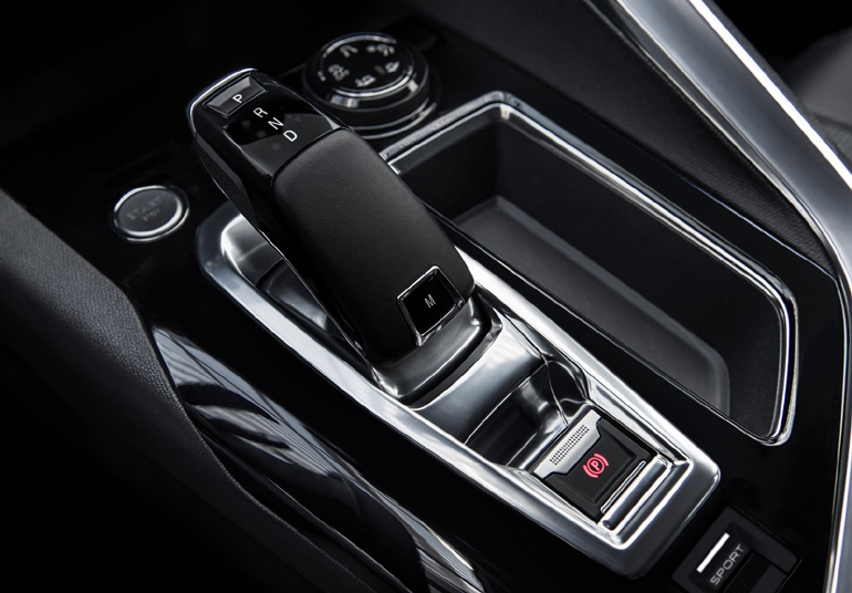 Μπορεί το γαλλικό μοντέλο να μην είναι 4x4 αλλά με το Grip Control (ο περιστροφικός διακόπτης πάνω δεξιά) κάνει... θαύματα σε συνδυασμό με τα ελαστικά που φοράει...