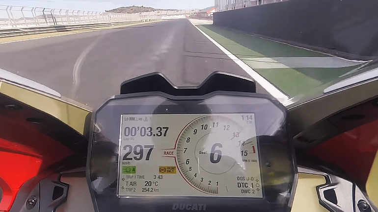 «Βολτάροντας» στο Ricardo Tormo με τη Panigale V4