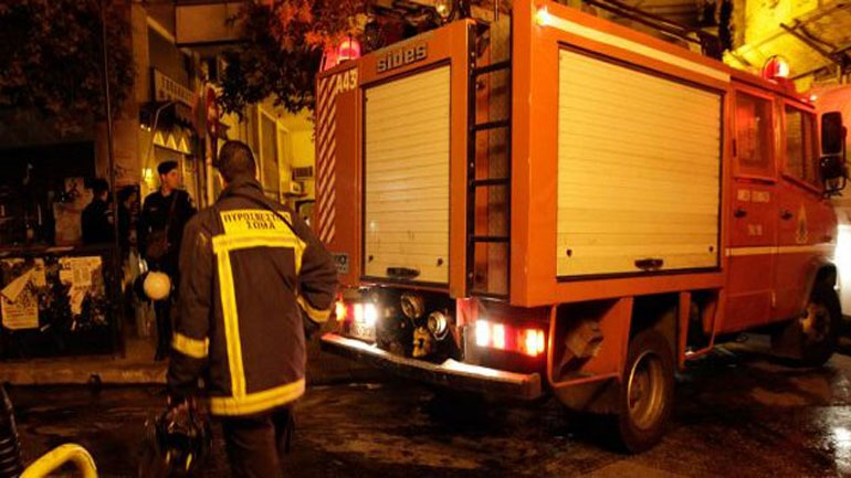 Διασωληνωμένο το βρέφος που εντοπίστηκε μέσα στο διαμέρισμα που κάηκε