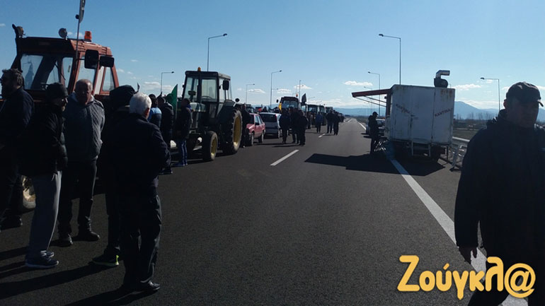 Μπλόκο στον κόμβο Μεγαλοχωρίου από την Ομοσπονδία Αγροτικών Συλλόγων Τρικάλων