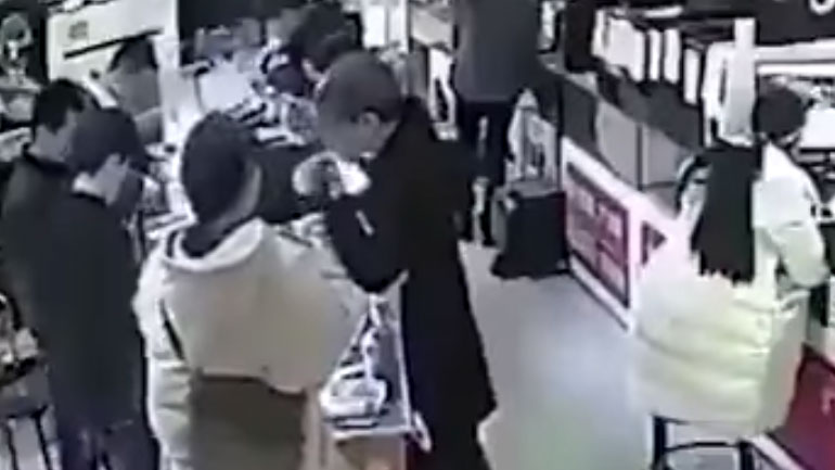 Δάγκωσε την μπαταρία του κινητού και αυτή εξερράγη!