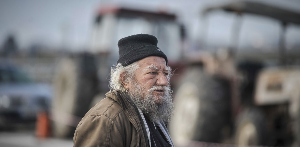 Ζεσταίνουν τα τρακτέρ τους