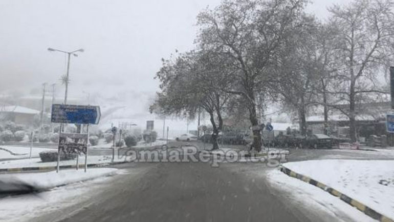 Χιονίζει στη Φθιώτιδα γύρω από τη Λαμία