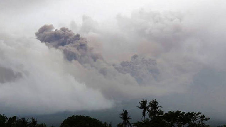 Χιλιάδες άτομα στις Φιλιππίνες εγκαταλείπουν τα σπίτια τους λόγω της έκρηξης ηφαιστείου