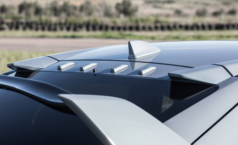 Η πίσω αεροτομή 'συνεργάζεται' με αυτά τα εξογκώματα για μέγιστη απόδοση στην κάθετη δύναμη