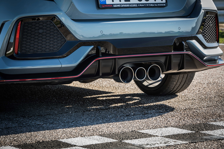 Τρεις απολήξεις εξάτμισης και φυσικά διαχύτης...