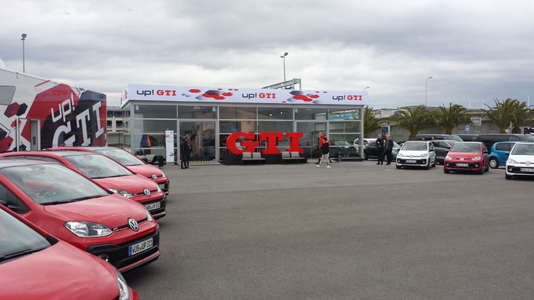 Τα... VW Up! Gti περιμένουν τους δημοσιογράφους!