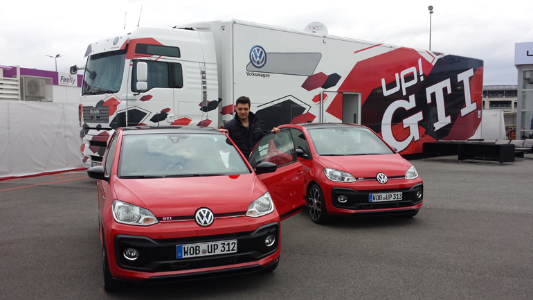 Ο Λουκάς Παπαλάμπρος έτοιμος για την πρώτη οδηγική εμπειρία με το VW Up! Gti