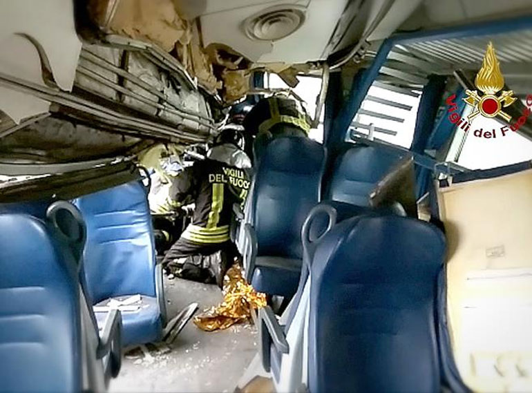 Σωστικά συνεργεία μέσα στα βαγόνια