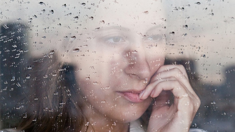 Εποχική κατάθλιψη: Ποιους επηρεάζει περισσότερο και ποια είναι τα συμπτώματα