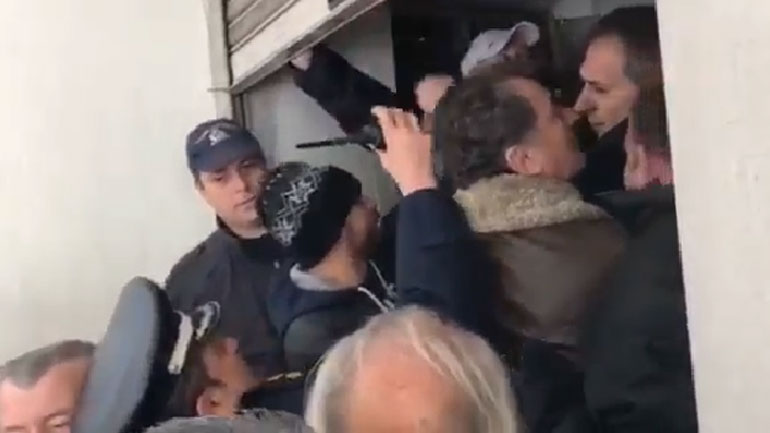 Ένταση στο υπουργείο Υγείας μεταξύ ΜΑΤ και μέλη της ΠΟΕΔΗΝ