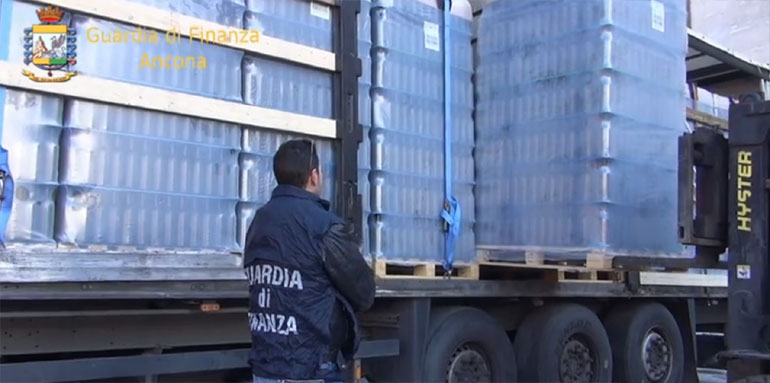 Η μεγάλη ποσότητα ξεφορτώνεται με κλαρκ  