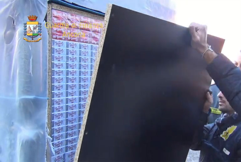 Κάτω από τα μπουκάλια τα λαθραία τσιγάρα