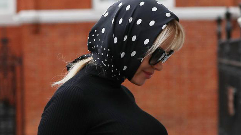 Επίσκεψη της Πάμελα Άντερσον στον Τζούλιαν Ασάντζ