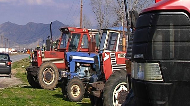 Τα πρώτα τρακτέρ παρατάχθηκαν στον κόμβο του Πλατυκάμπου στη Λάρισα