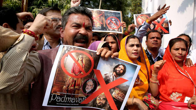 Ινδία: Δρακόντεια μέτρα ασφαλείας έξω από τους κινηματογράφους που προβάλλεται η αμφιλεγόμενη ταινία «Padmaavat»
