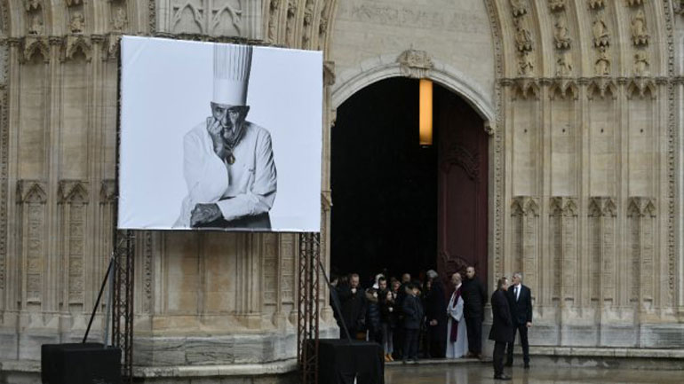 1.500 σεφ από όλο τον κόσμο αποχαιρέτησαν τον Πολ Μποκούζ στη Λιόν