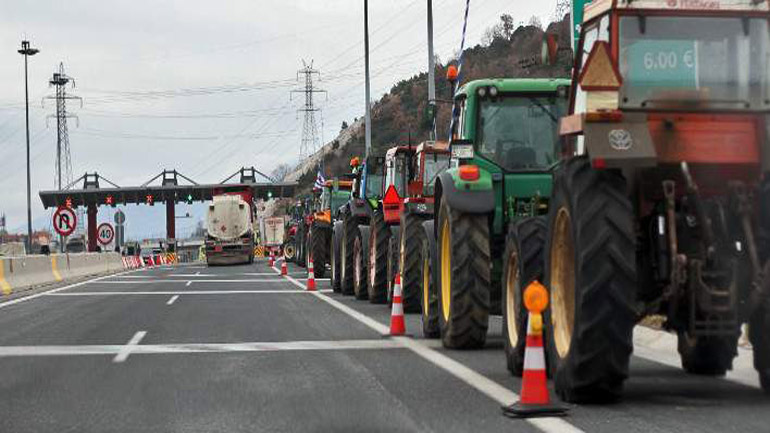 Στα μπλόκα οι αγρότες – Σε ποιους δρόμους βγήκαν τα τρακτέρ