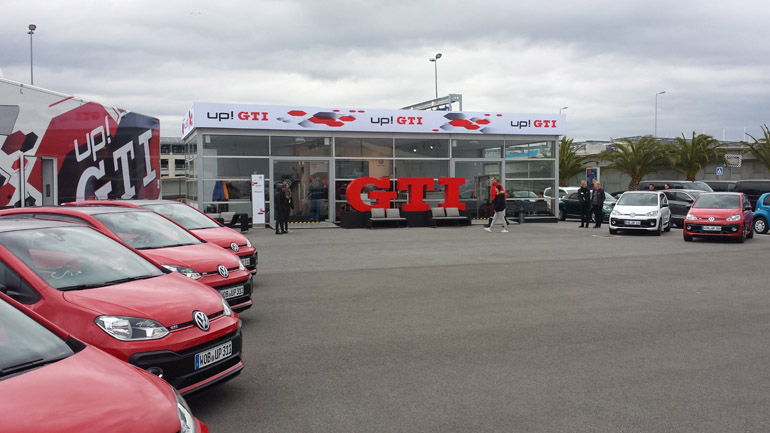 Τα αυτοκίνητα περιμένουν τους δημοσιογράφους στον ειδικό χώρο που είχε στηθεί στη Νίκαια