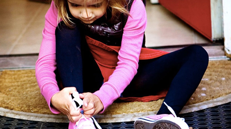Πώς θα μάθει το παιδί να δένει τα κορδόνια του