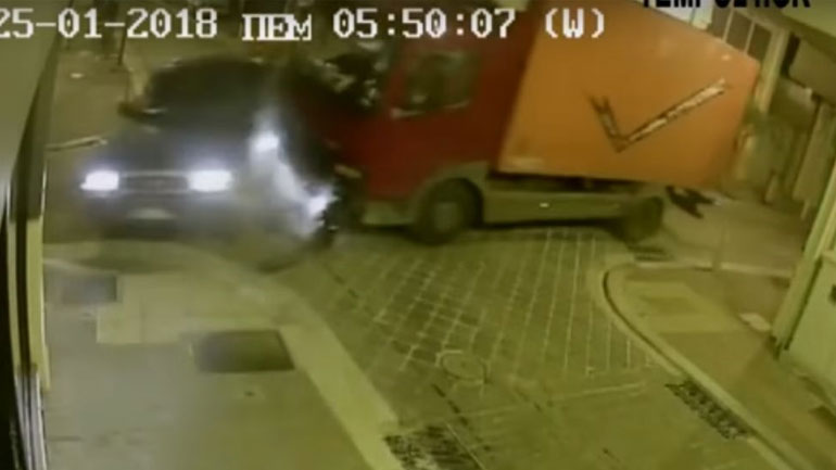 Κάτω Αχαΐα: Κάμερα κατέγραψε τροχαίο σε επικίνδυνη διασταύρωση